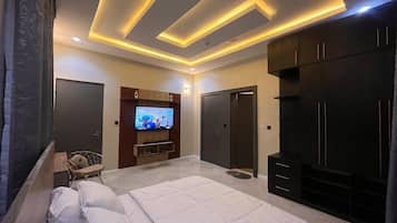 3 habitaciones, tabla de planchar con plancha, wifi y ropa de cama