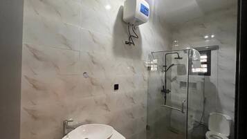 Secador de pelo, toallas, papel higiénico