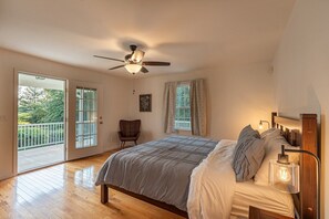 8 bedrooms, desk, free WiFi, bed sheets