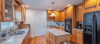 Lansing Orchard · Sleeps 29, 8300 sq ft house, 6 acres, stocked pond