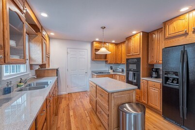 Lansing Orchard · Sleeps 29, 8300 sq ft house, 6 acres, stocked pond