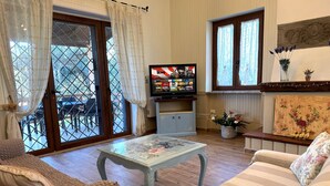 Un salon confortable avec un canapé, une table basse et un téléviseur.