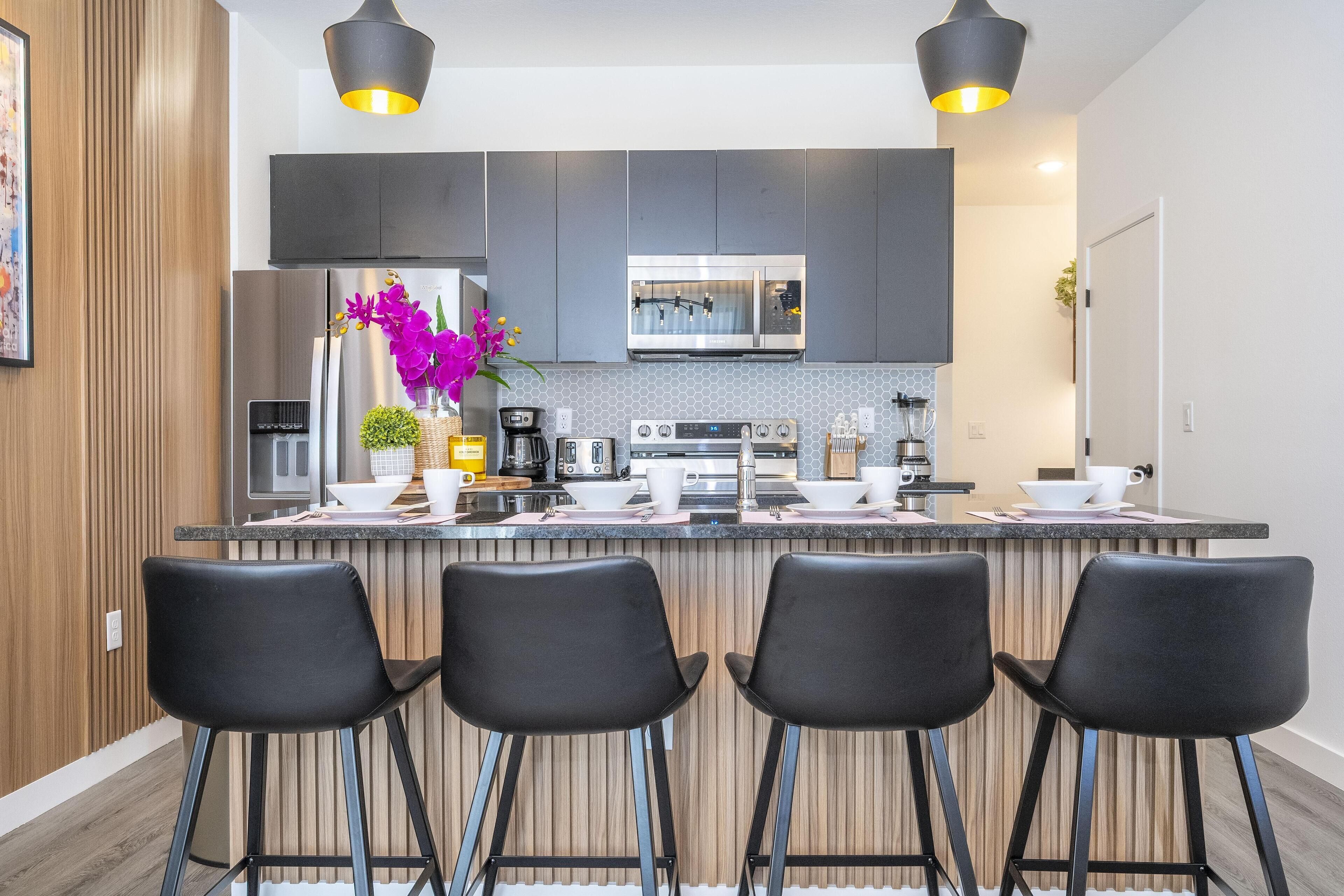 Een koelkast, een magnetron, een oven, een kookplaat