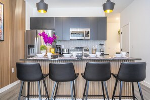 Refrigerador, microondas, horno y parrilla de estufa 