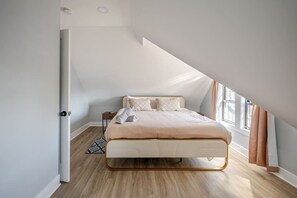 2 室のベッドルーム、デスク、アイロン / アイロン台、旅行用ベビーベッド