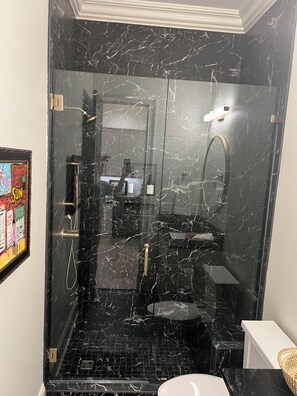 Dusche, Haartrockner, Handtücher, Seife