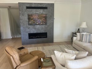 Smart TV, fireplace - Newly remodeled, comfortable 3-bedroom condo with golf course views of CCO! (Oxford)