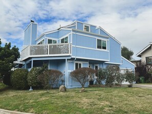 Exterior - Stylish Tri-Level Townhouse with King Suite+Loft (Aptos)