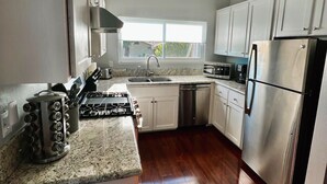 Unclassified image, 2 of 29, button - Stylish Tri-Level Townhouse with King Suite+Loft (Aptos)