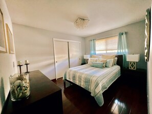 2 bedrooms, iron/ironing board, travel cot, WiFi - Stylish Tri-Level Townhouse with King Suite+Loft (Aptos)