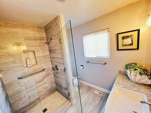 Shower, hair dryer, towels, soap - Stylish Tri-Level Townhouse with King Suite+Loft (Aptos)