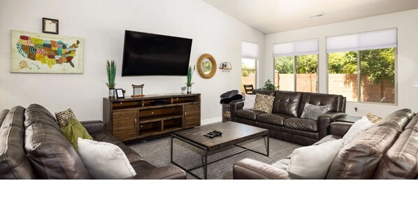 Living area - Desert Trails - Spacious Family Friendly Rental (Washington)