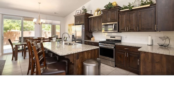 Een koelkast, een kookplaat