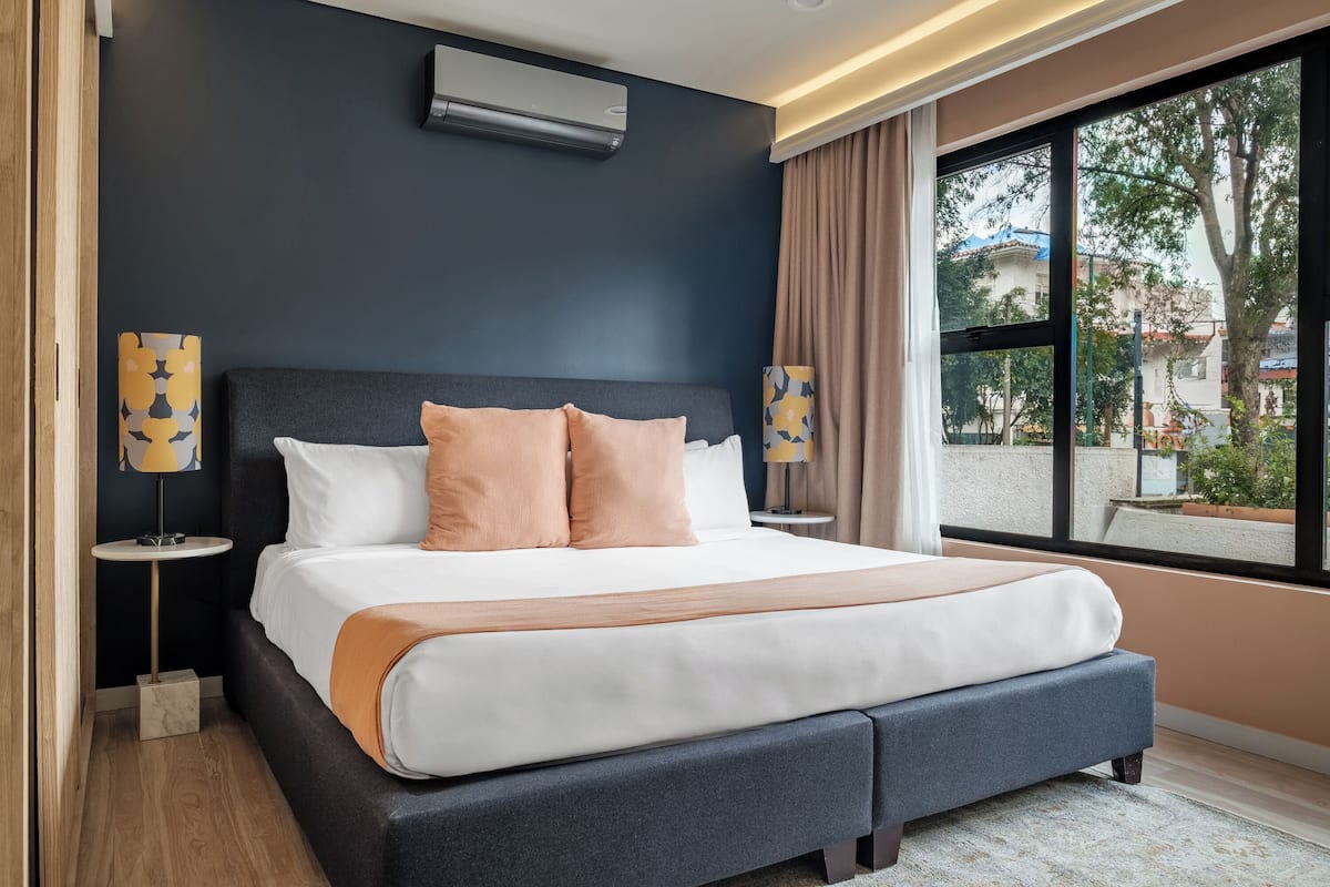 Comfort Room | Gebar bulu kapas, peti besi dalam bilik, langsir/tirai gelap terus