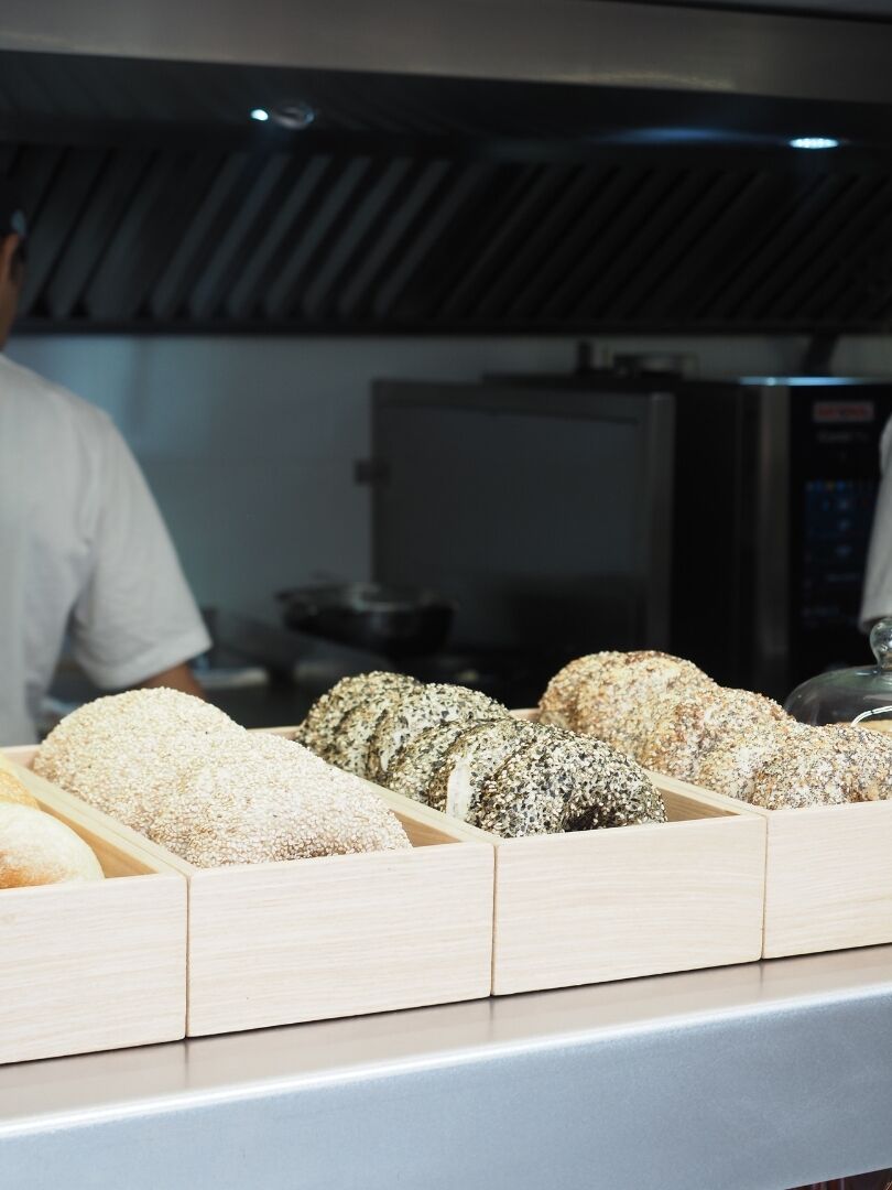 Mostrador de panadería con diferentes tipos de pan.