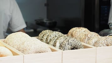 Mostrador de panadería con diferentes tipos de pan.