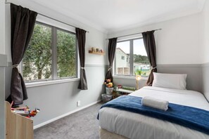 5 bedrooms, iron/ironing board