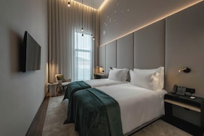 Twin Room, Non Smoking | In-room safe, desk, blackout drapes, soundproofing - Dolinas Climbing Hotel (Porto de Mos)