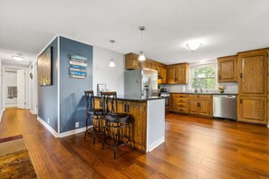 Refrigerador, microondas, horno, placa de cocina