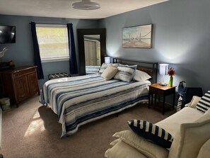 2 bedrooms, desk, iron/ironing board, free WiFi - My Lake House w/dock and kayaks (Southwick)