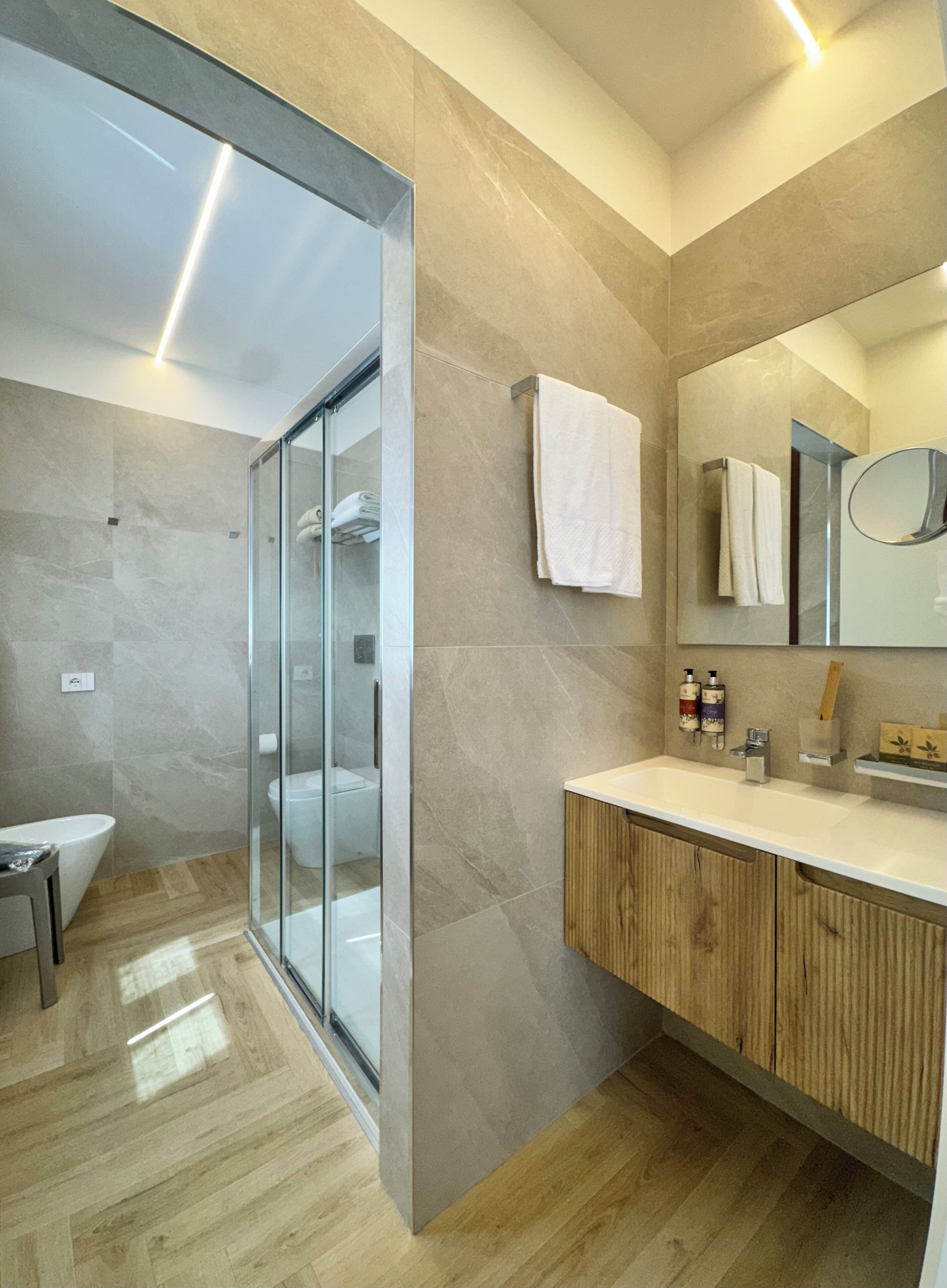 Produtos de toalete biodegradáveis, secador de cabelo, toalhas de banho 