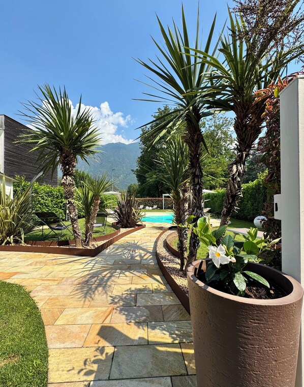 Property grounds - Designer Holiday Homes 15 minutes from Lake Iseo (Boario Terme)