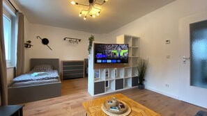 2 slaapkamers, een bureau, een strijkplank/strijkijzer, reisbedje