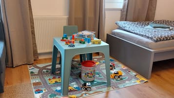 2 Schlafzimmer, Schreibtisch, Bügeleisen/Bügelbrett, Reisekinderbett