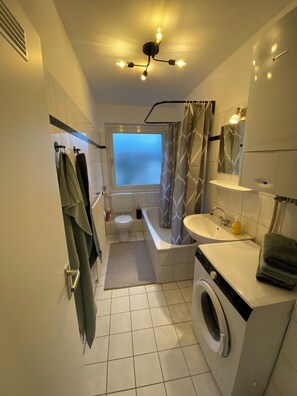 Hair dryer, towels, soap, shampoo - Charlie, vacation apartment for up to 5 people (Solingen)