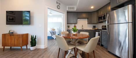 Réfrigérateur, micro-ondes, four, plaque de cuisson