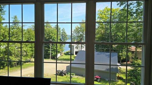 Charming apartment with 1 bedroom and AC, WiFi in Enfield. Lake views!