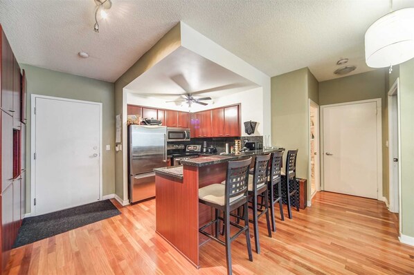 Kochgeschirr/Geschirr/Besteck, Küchenrolle