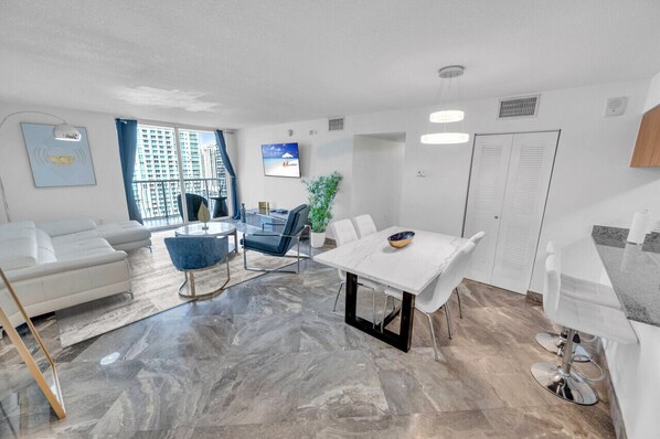 Interior - Iconic High floor 3 bedrooms in the heart of Miami (Miami)