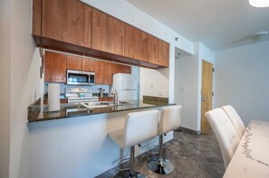 Private kitchen - Iconic High floor 3 bedrooms in the heart of Miami (Miami)