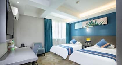 Yueyue Chain Hotel (Zhengzhou Dehua Pedestrian Street Erqi Square Subway Station)