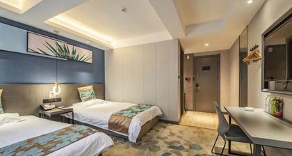 Yueyue Chain Hotel (Zhengzhou Dehua Pedestrian Street Erqi Square Subway Station)