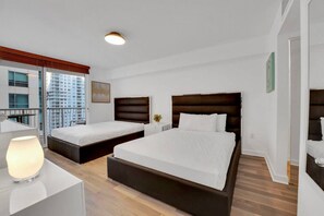 1 多间卧室、办公桌、WiFi