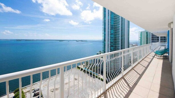 A balcony with a view of the sea and tall buildings. - The Club 1601 · Ocean View Amazing Unit Brickell (Miami)