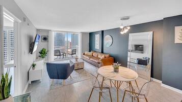 Een koelkast, een koffiezetapparaat/waterkoker