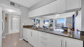 Een koelkast, een koffiezetapparaat/waterkoker