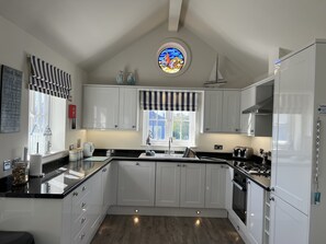 雪櫃、微波爐、焗爐、爐具