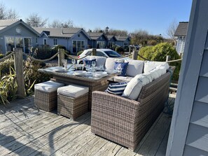 Outdoor dining - A luxury 2 bed beach house or lodge that sleeps 6 guests  in 2 bedrooms (Filey)