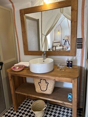 Towels, soap, shampoo, toilet paper - Camp Sakura Desert Dream (Taouz)