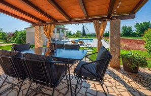 Outdoor dining - Amazing home in Jadreski with private swimming pool, can be inside or outside (Jadreski)