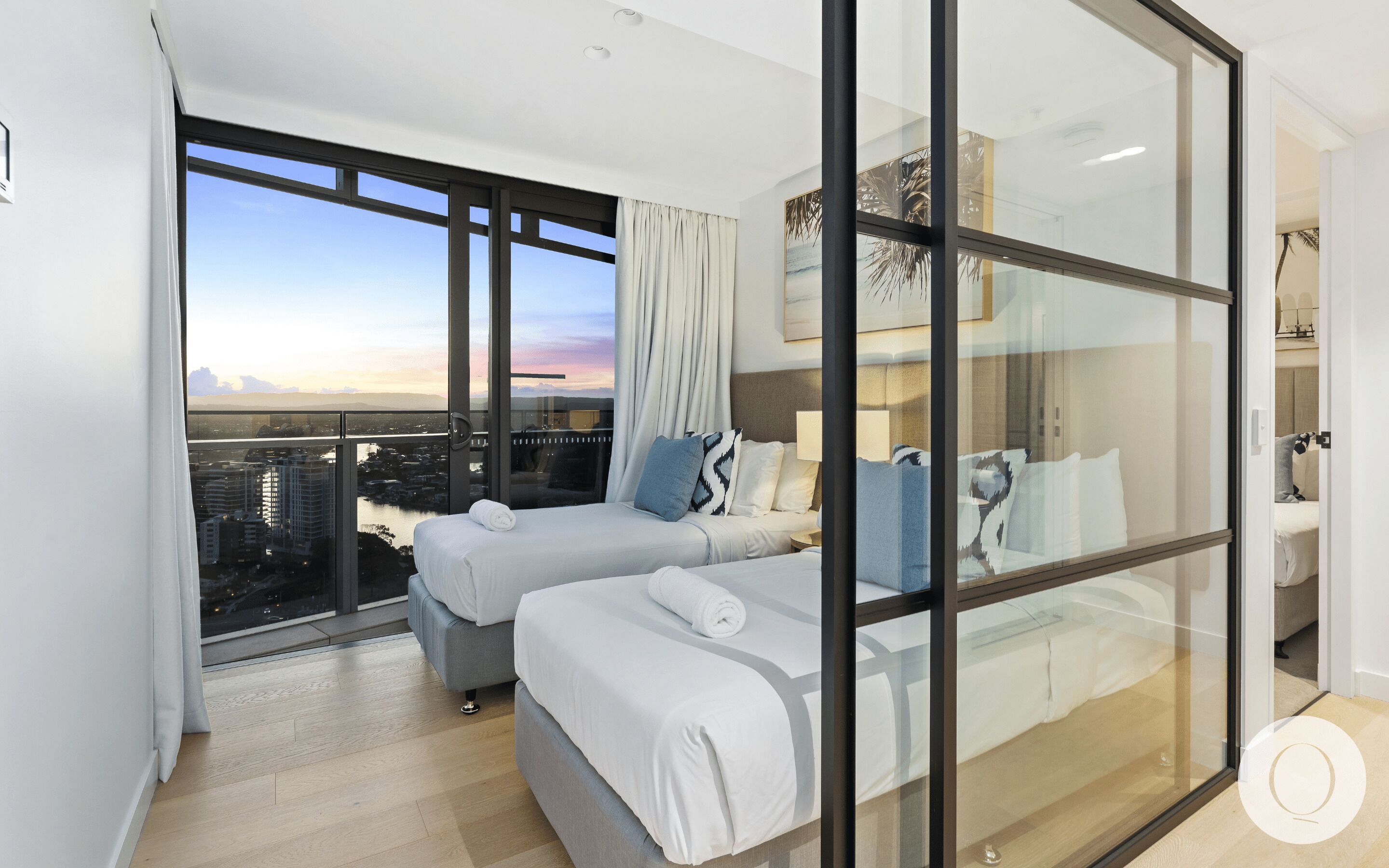 シャワー、ヘアドライヤー、タオル、石鹸