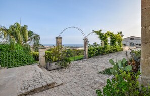 Property grounds - Nice home in Ragusa with house sea view (Ragusa)