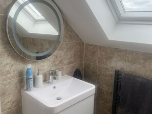Apartment | Bathroom | Towels - Apartment in Wembley by Belvilla (Wembley)