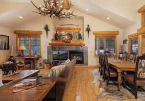 Fridge, microwave, oven, stovetop - Amazing Mountain Home in Blue River-7 minutes from Breckenridge! (Blue River)
