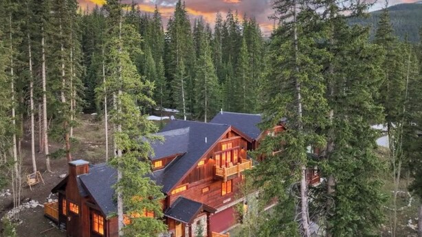 A large log cabin with multiple rooms, surrounded by dense forest and a lake. - Amazing Mountain Home in Blue River-7 minutes from Breckenridge! (Blue River)