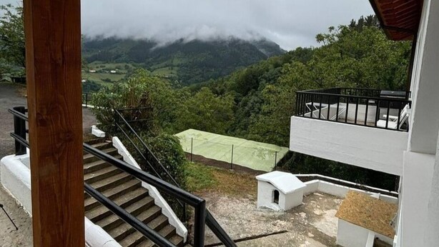 A staircase leading to a balcony overlooking a mountainous landscape with a cloudy sky. - Fantástico Retiro Rural en el Corazón de Euskadi (Elgoibar)